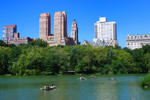 Central Park with boat in lake — Stock Photo, Image