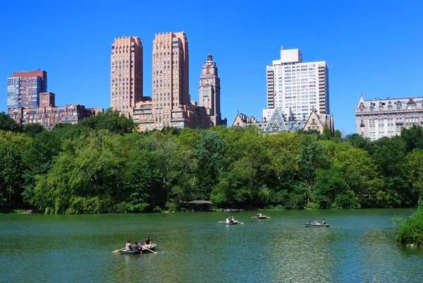 Central Park mit Boot im See — Stockfoto