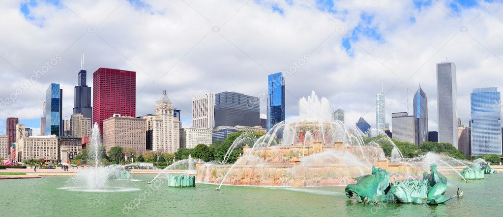 Chicago skyline with Buckingham fountain