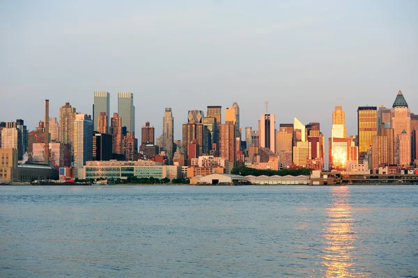 New york city manhattan bij zonsondergang over rivier de hudson — Stockfoto