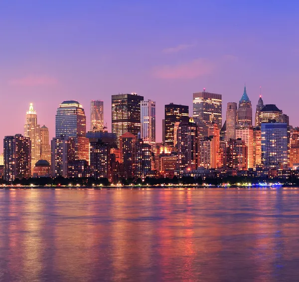 Nova Iorque Panorama do anoitecer de Manhattan Fotografias De Stock Royalty-Free