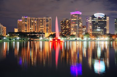 Orlando şehir merkezindeki karanlığında