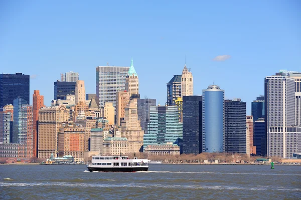 นิวยอร์กซิตี้ หอคอยแมนฮัตตันและเรือ — ภาพถ่ายสต็อก