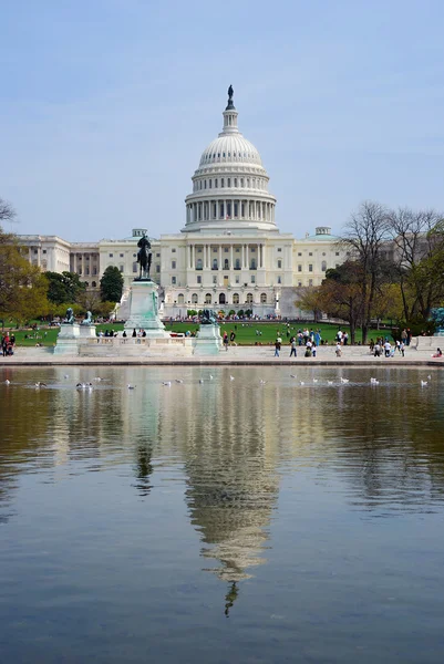 건물 반영, 워싱턴 dc와 국회 의사당 — 스톡 사진