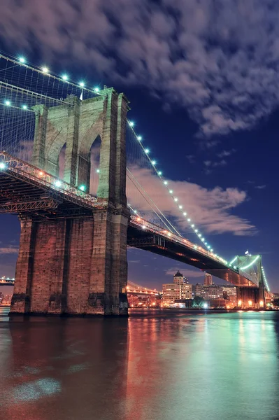 Ночная сцена городского моста — стоковое фото