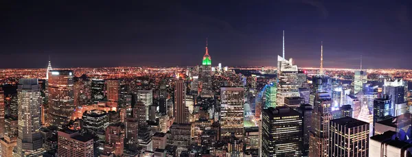 밤에는 뉴욕 시의 만리장성 이 우뚝 솟아 있다 — 스톡 사진