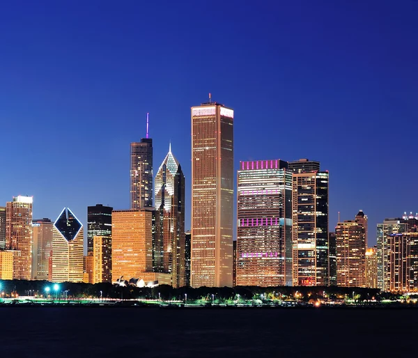 夕暮れ時にシカゴのスカイライン — ストック写真