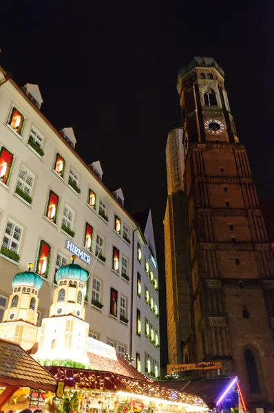 Frauenkirche a vánoční trh v Mnichově, Německo — Stock fotografie