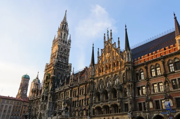Stadshuset och frauenkirche i München, Tyskland — Stockfoto