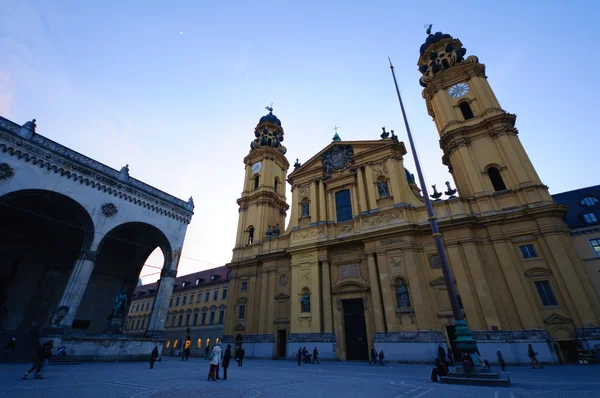 Chiesa teatina e Feldherrnhalle a Monaco di Baviera, Germania — Foto Stock