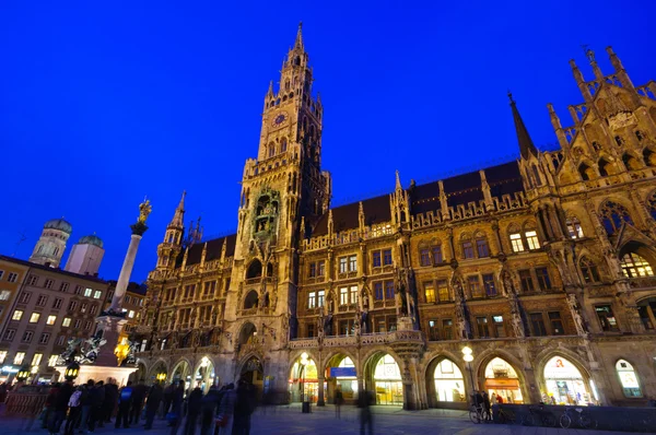 Stadhuis en frauenkirche in München, Duitsland — Stockfoto