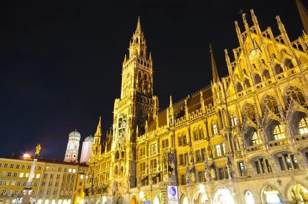 Stadhuis en frauenkirche in München, Duitsland — Stockfoto