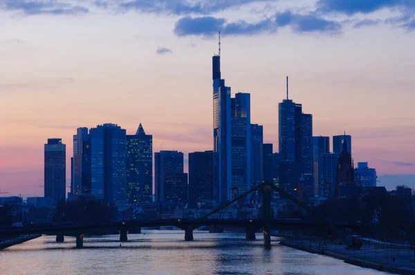 Frankfurt am main, Německo za soumraku — Stock fotografie