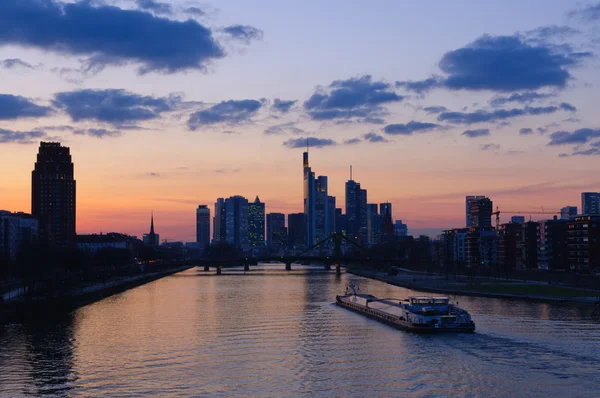 Frankfurt am main, Německo za soumraku — Stock fotografie