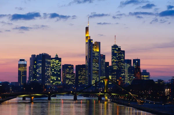 Frankfurt am main, Tyskland i skymningen — Stockfoto