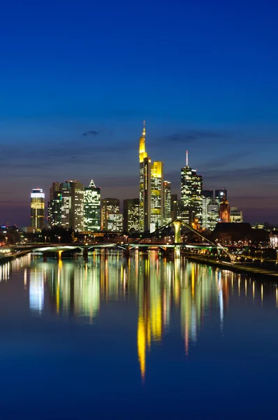 Frankfurt am main, Duitsland in de schemering — Stockfoto