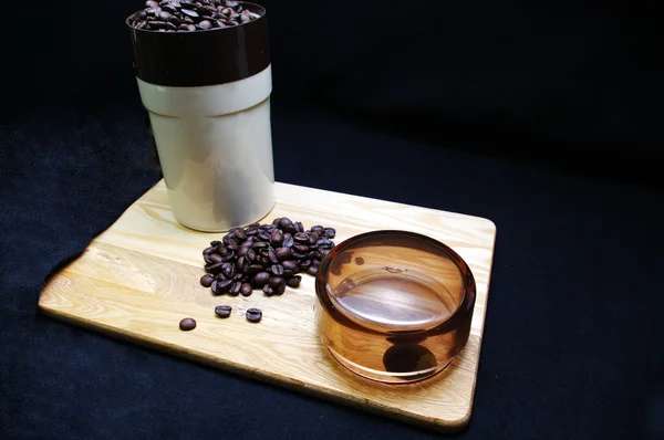Кофейные зерна и молоть — стоковое фото