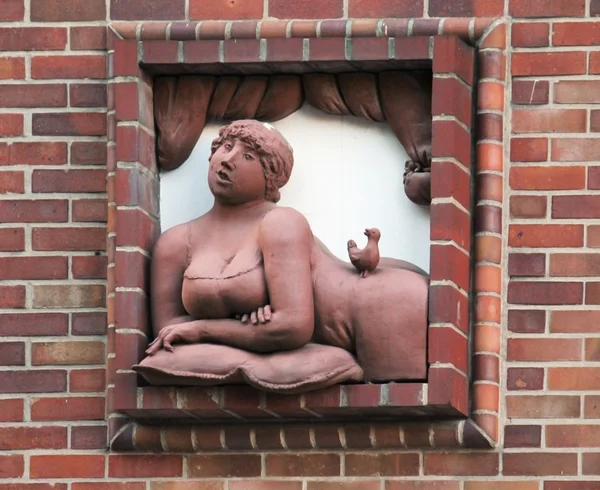 Architectural composition Woman in the Window (Rostock, Gemany) — Stock Photo, Image