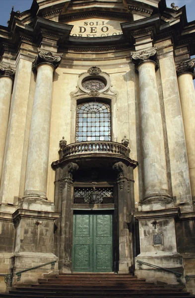Fachada de la iglesia dominicana en la parte antigua de Lviv —  Fotos de Stock