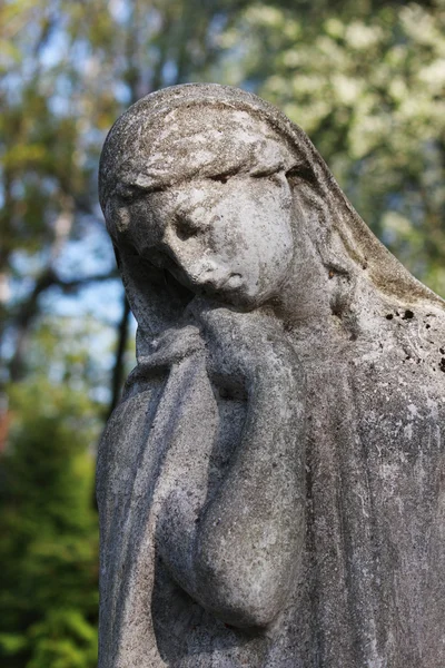 Frauenstatue auf Grab — Stockfoto
