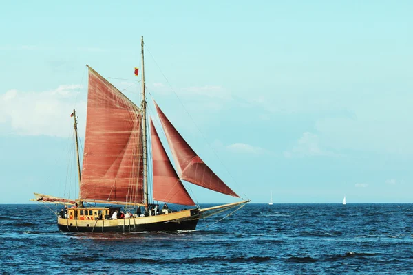 帆船 (ヴァルネミュンデに帆船の世界中パレード - — ストック写真