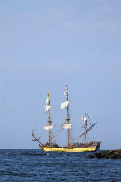 Yelkenli gemi (Warnemunde içinde gemi yelken dünya çapında geçit töreni - — Stok fotoğraf