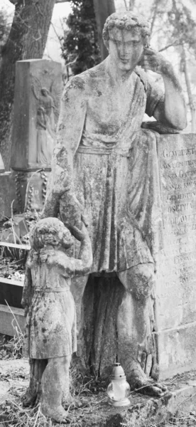 Statue Of men On Tomb — Stock Photo, Image