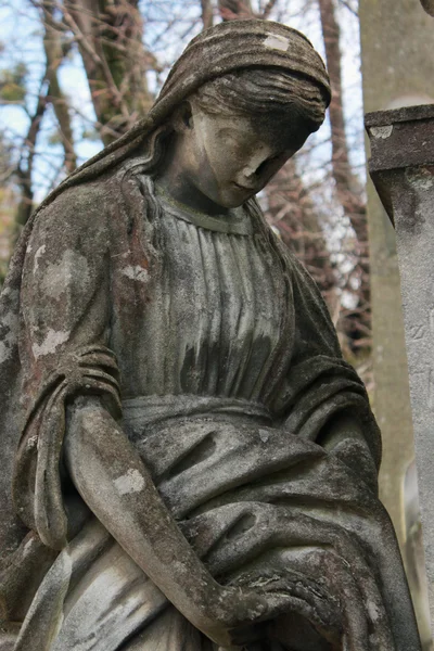 Estátua de mulheres no túmulo — Fotografia de Stock