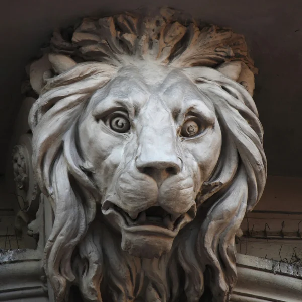 Γλυπτό ενός λιονταριού ως ένα σύμβολο της δύναμης και του μεγαλείου — Φωτογραφία Αρχείου