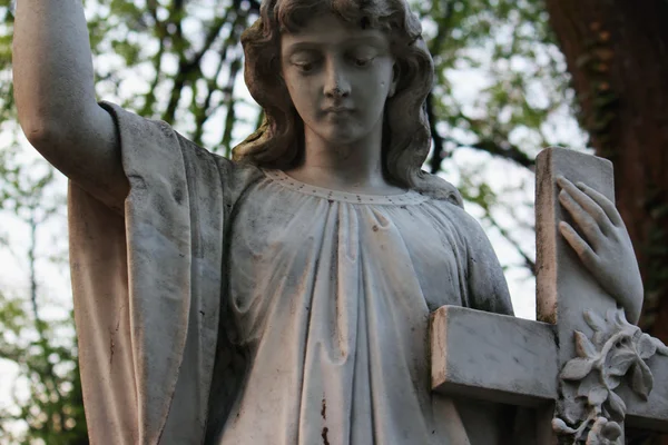 Estatua de las mujeres en la tumba — Foto de Stock