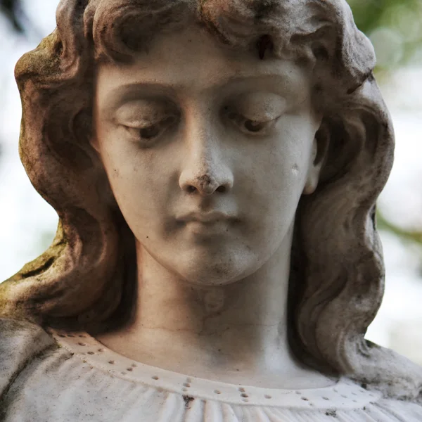 무덤에서 여자의 동상 — 스톡 사진