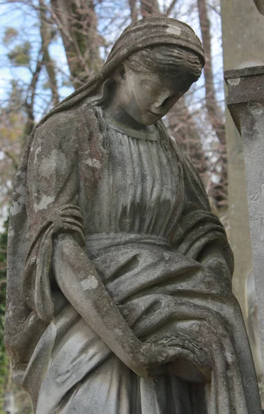 무덤에서 여자의 동상 — 스톡 사진