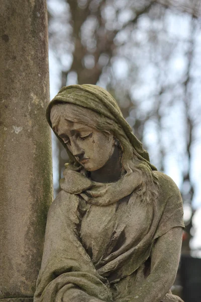 Ett fragment av en staty av en kvinna vid graven — Stockfoto
