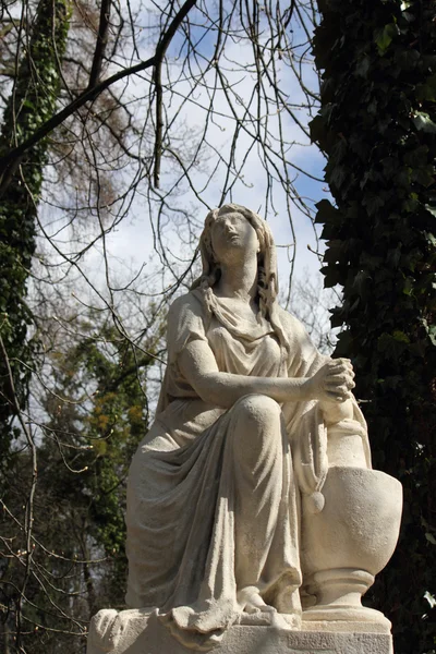 Статуя жінок на гробниці — стокове фото