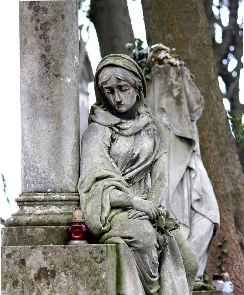 Statua delle donne sulla tomba — Foto Stock