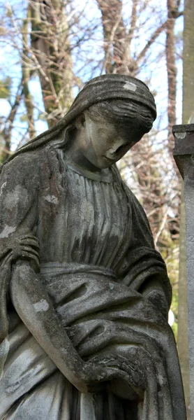 Статуя женщин на могиле — стоковое фото
