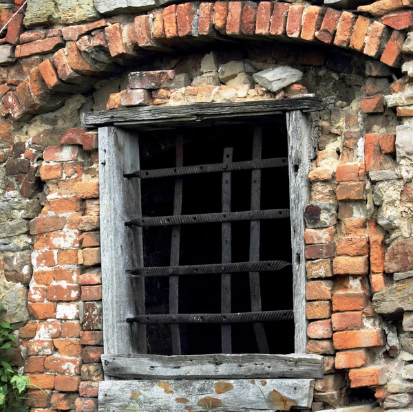 Тюремное окно средневекового замка — стоковое фото