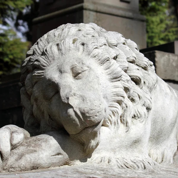 強さおよび偉大さの記号としてライオンの彫刻 — ストック写真