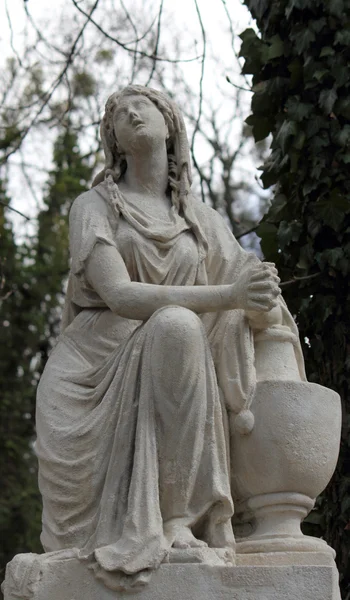 Estatua de las mujeres en la tumba — Foto de Stock