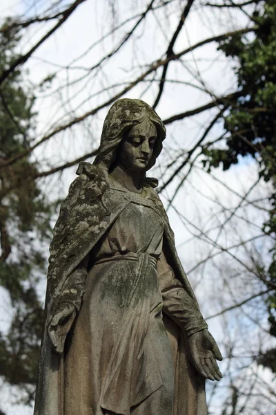 Socha ženy na hrobě jako symbol deprese bolesti a smutku — Stock fotografie
