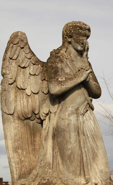 Figura de un ángel en oración sobre un cielo azul —  Fotos de Stock