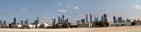 Dubai siluetinin plaj — Stok fotoğraf