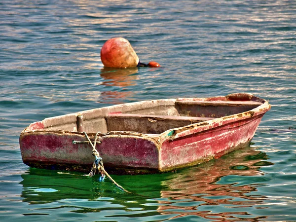Vieux bateau dans l'eau — Photo