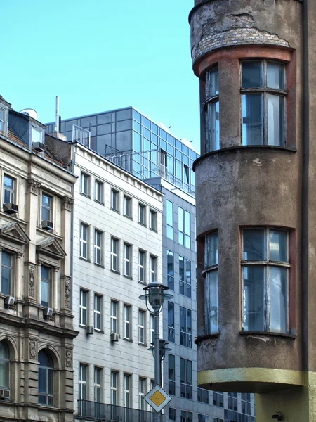 Alte häuser, neue häuser in berlin — Stockfoto