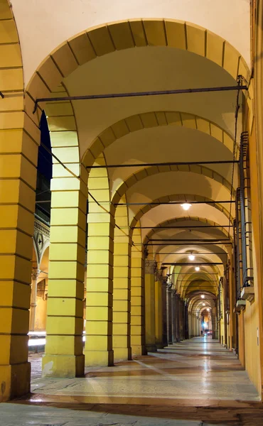 Podloubí v Bologni v noci, Itálie — Stock fotografie