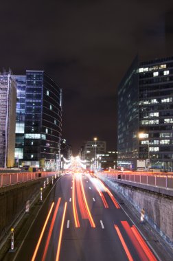 gece trafik ve Brüksel'deki yoğun gece hayatı