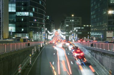 gece trafik ve Brüksel'deki yoğun gece hayatı