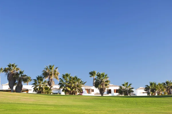 Paisagem de resort de golfe com mansões na colina — Fotografia de Stock