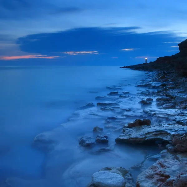 Нічний море з маяком — стокове фото