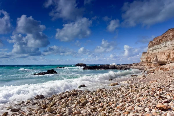 Hermosa playa rocosa del mar — Foto de Stock